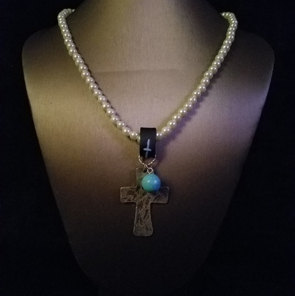 $3/30 Pearl colored beaded cross necklace - Picture 4 of 4